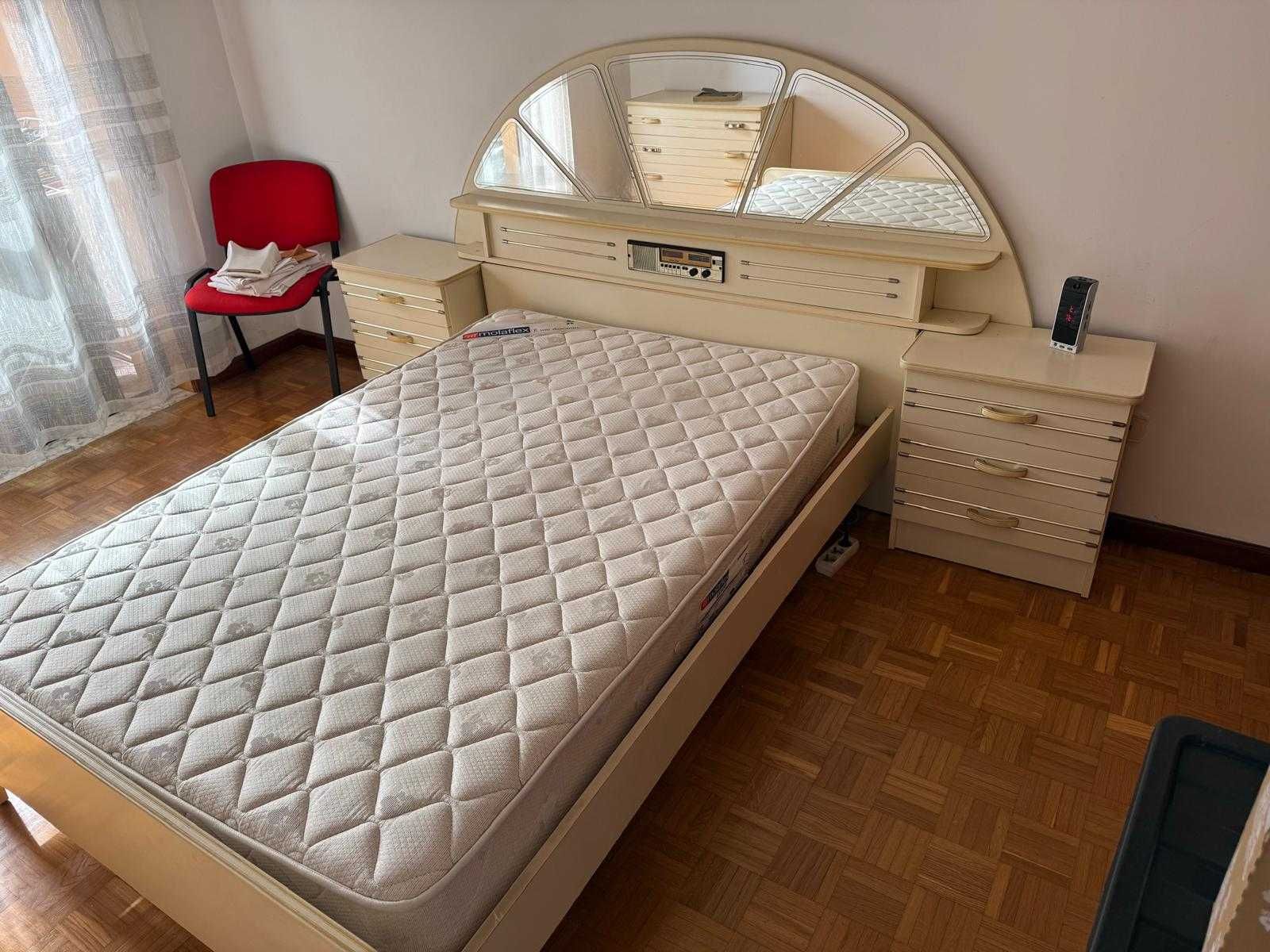 Cama de casal com colchão.