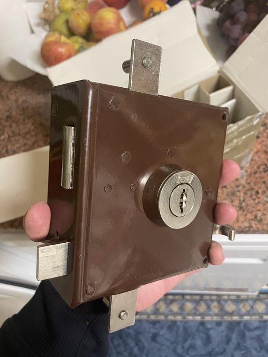 Fechadura reforçada para porta de casa