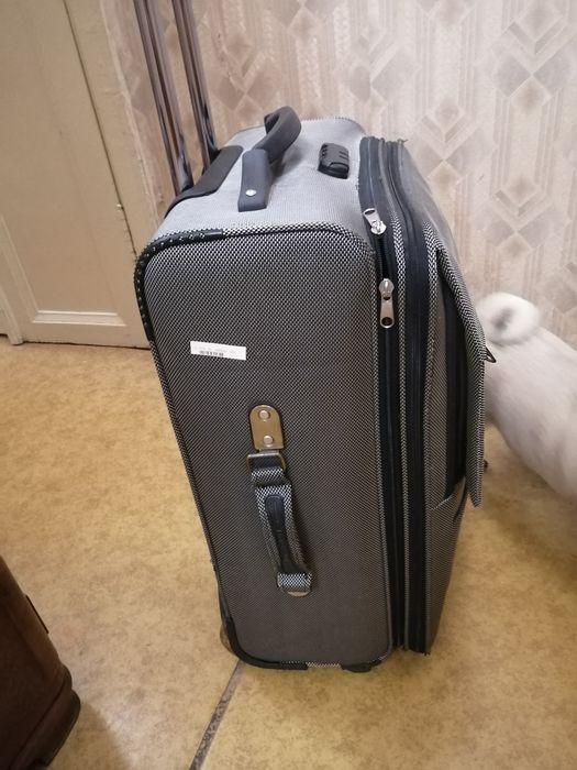 Продам чемодан средней величины, б/у.