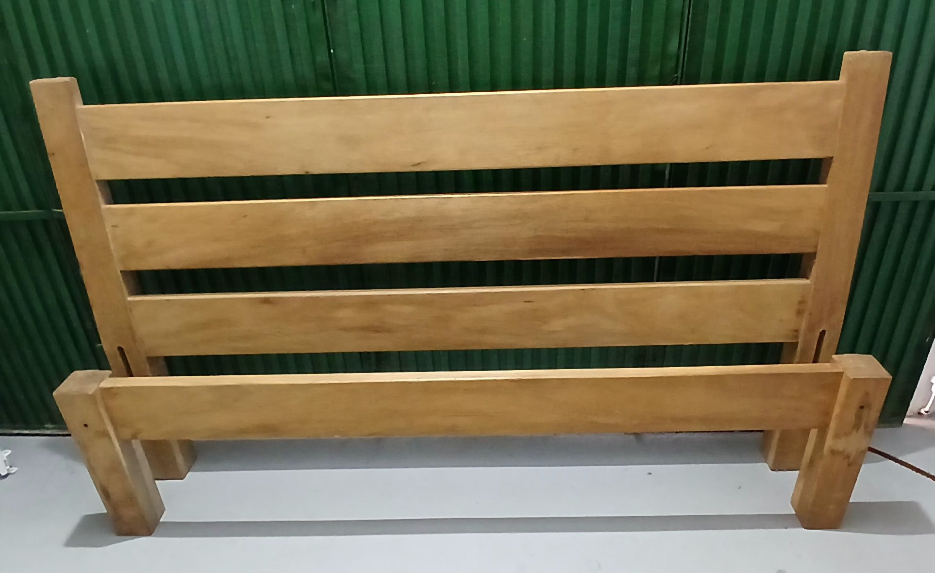 Cama de casal em madeira maciça  robusta estilo clássico