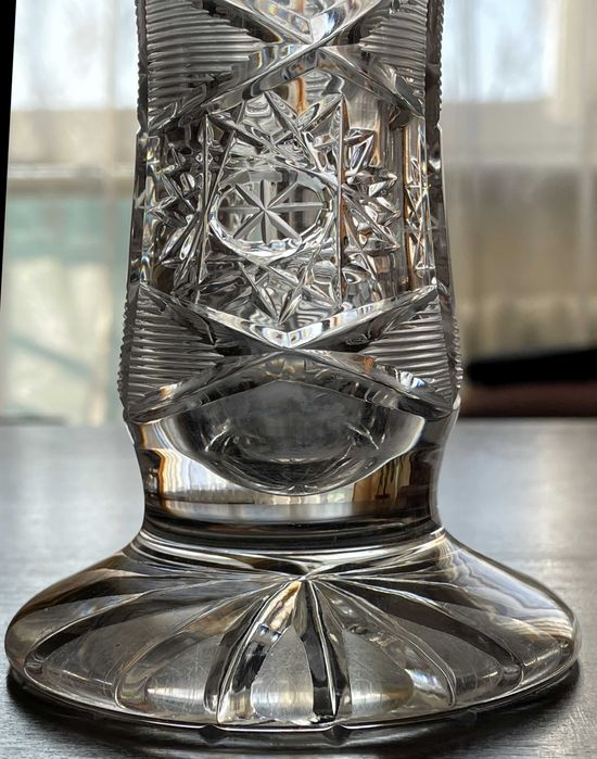 Kryształowy wazon z szeroką podstawą