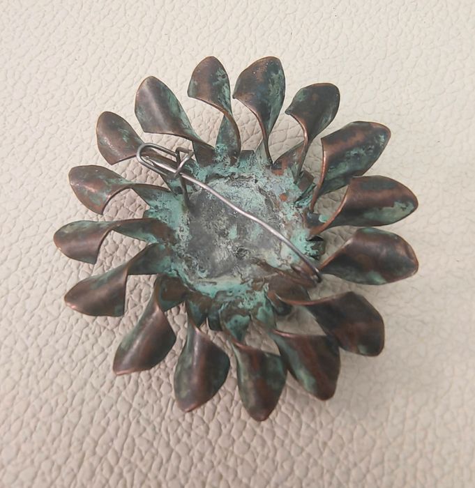 Stara mosiężna broszka przypinka PRL