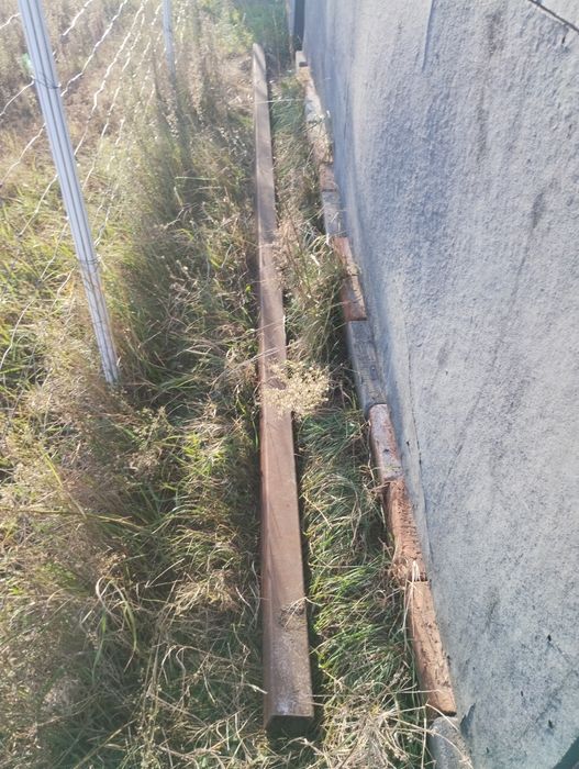 Słupek stalowy zamknięty.