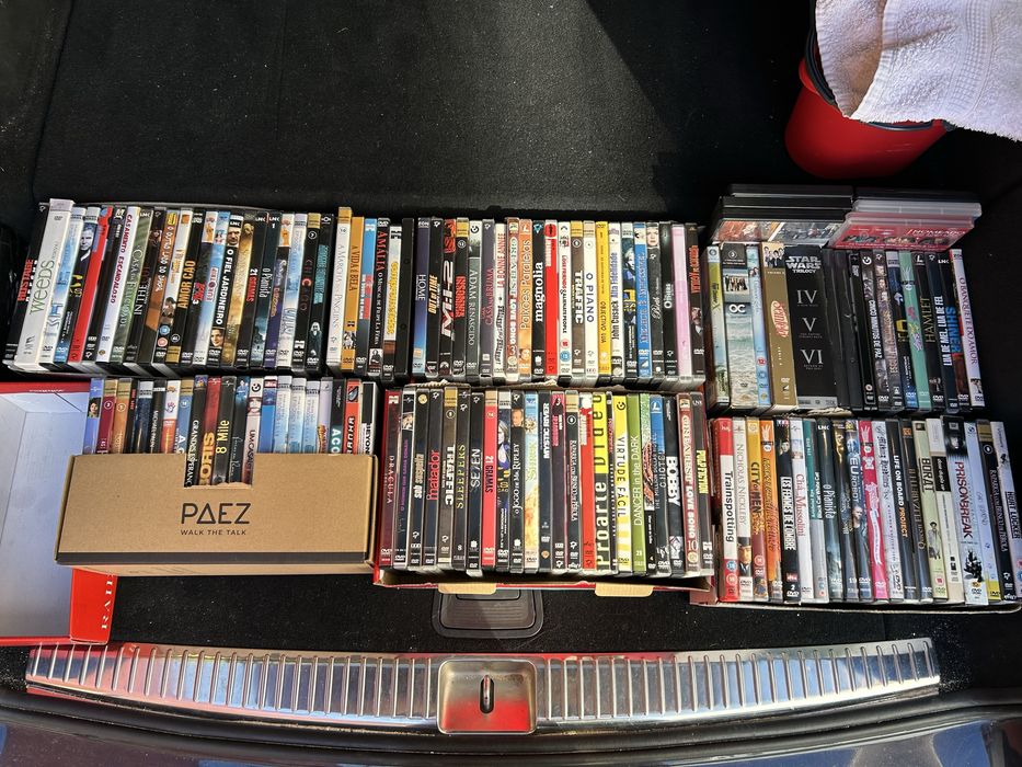 Colecao de + 120 DVDs incluindo Friends, Seinfeld, etc