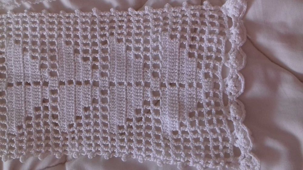 Paninhos de croche brancos feitos à mão