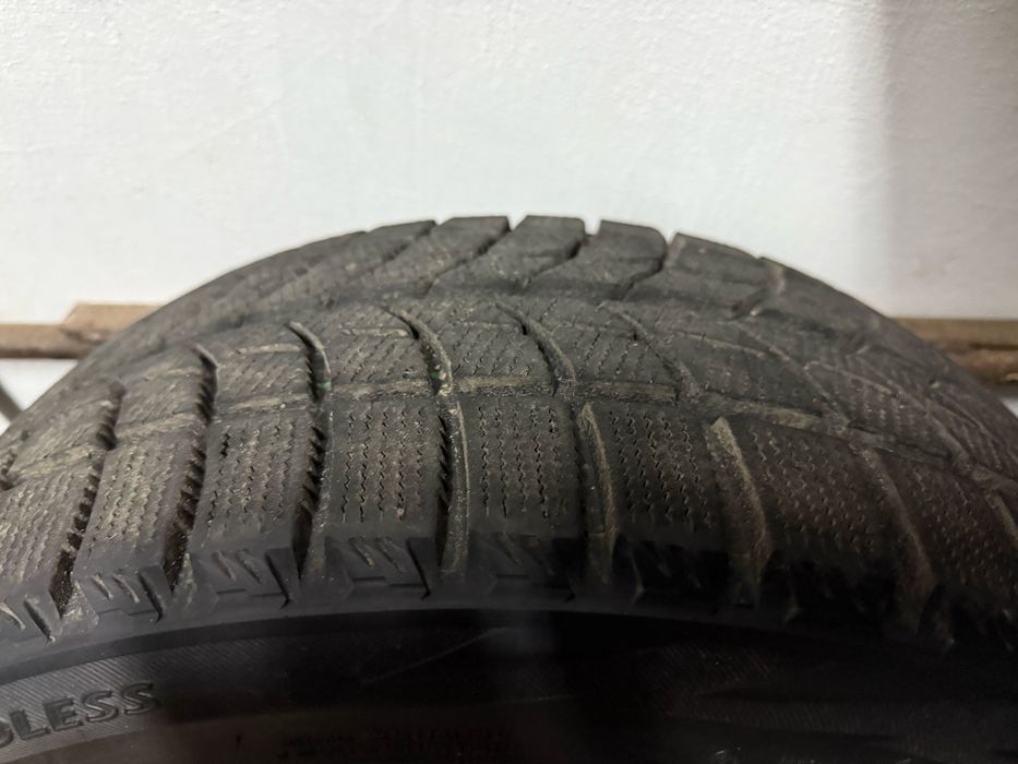 Продам 2-ве  зимнее шины Bridgestone Blizzak WS 60 (245/40 R 18)