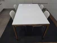 Mesa com 4 cadeiras