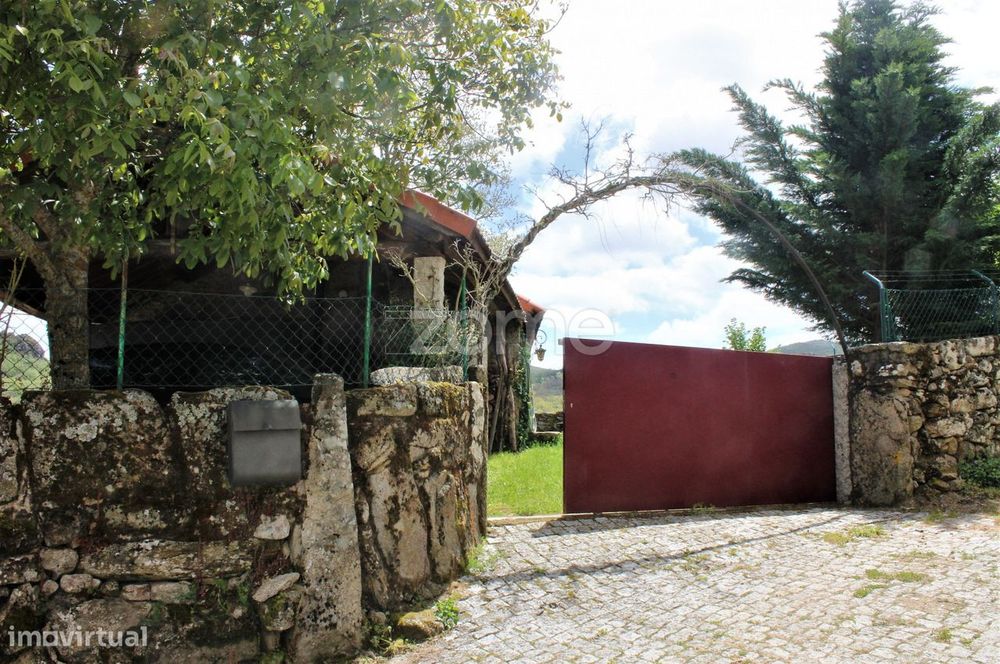 Moradia T2+1 com jardim e terreno –  Tourém, Montalgre