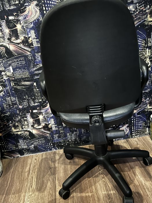 Стул компьютерный на колесиках