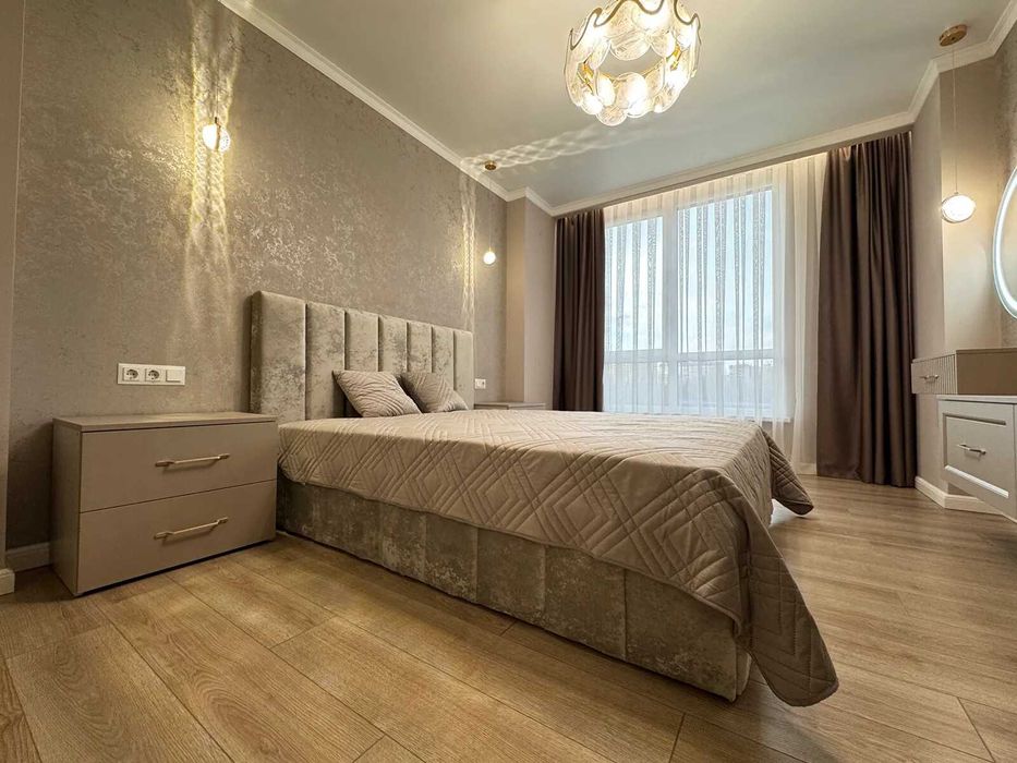 Трикімнатна з ремонтом та меблями