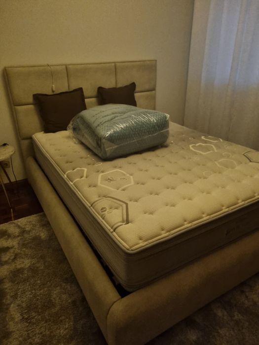 Cama somie com colchão cinza clarinho