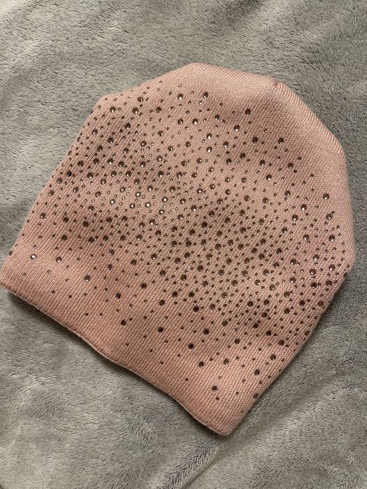 Актуальная шапка на флисе со стразами