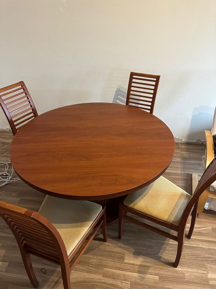 Mesa expansiva com 4 cadeiras