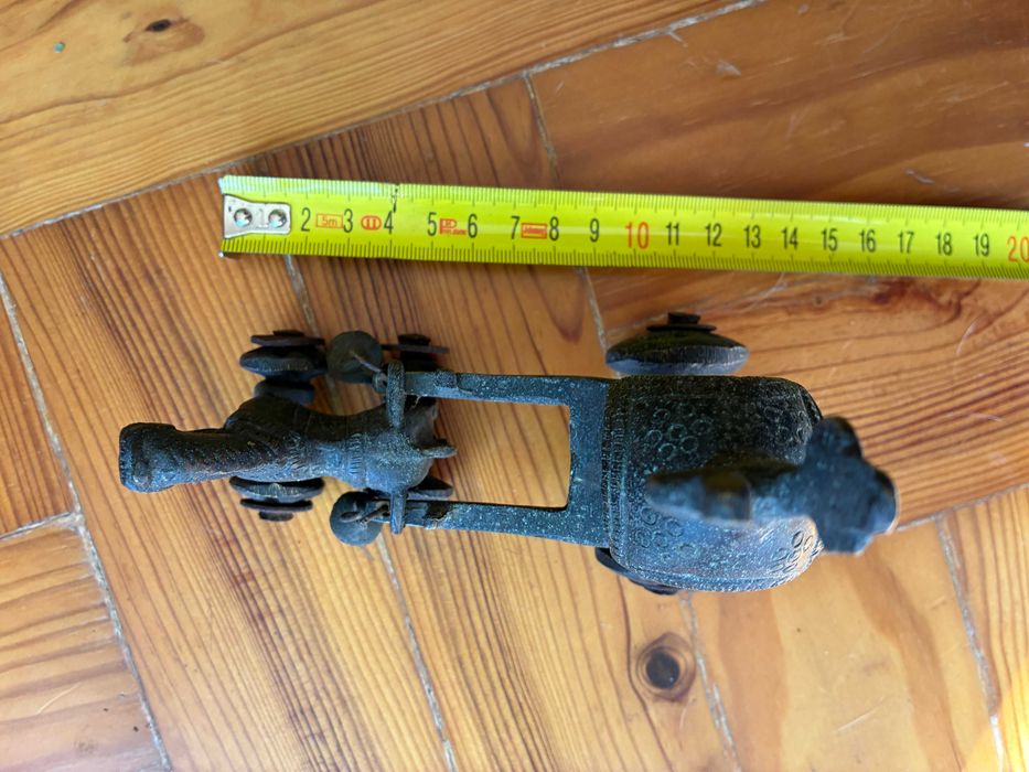 estátua de cavalinho brinquedo a puxar pássaro (decoração)