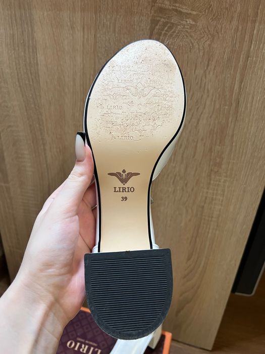 Туфлі жіночі на низькому каблуку