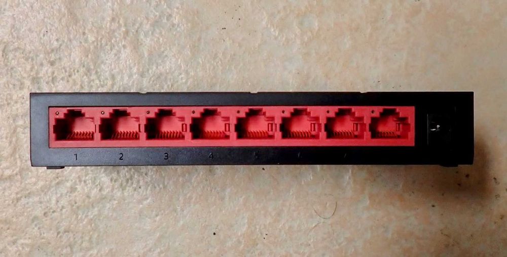 Switch de 8 portas + Switch de 5 portas - Pouco uso - Vendo conjunto