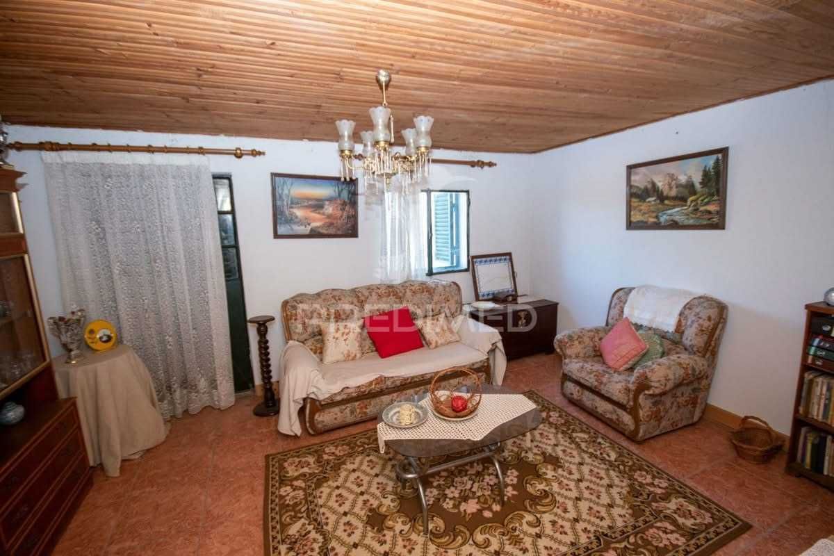 Casa e terrenos agrícolas