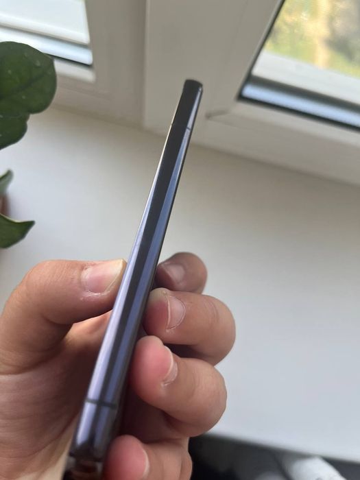 Samsung s22  мелкое недо пятно