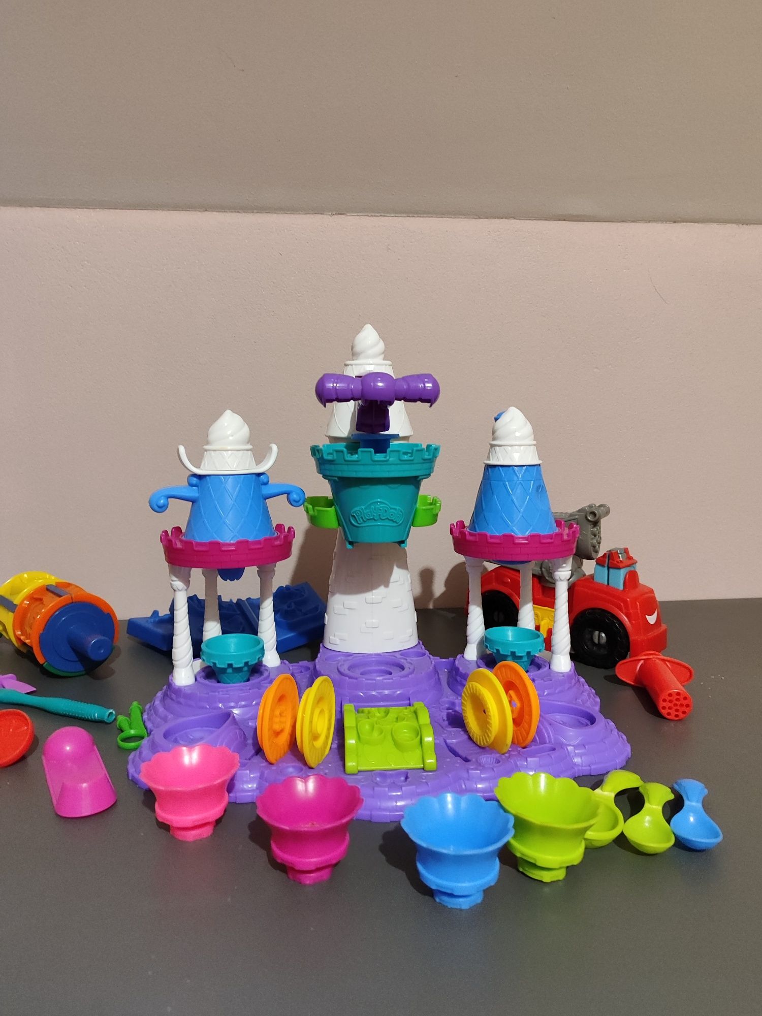 Zestaw do ciastoliny Play doh lodziarnia, wóz strażacki i dodatki
