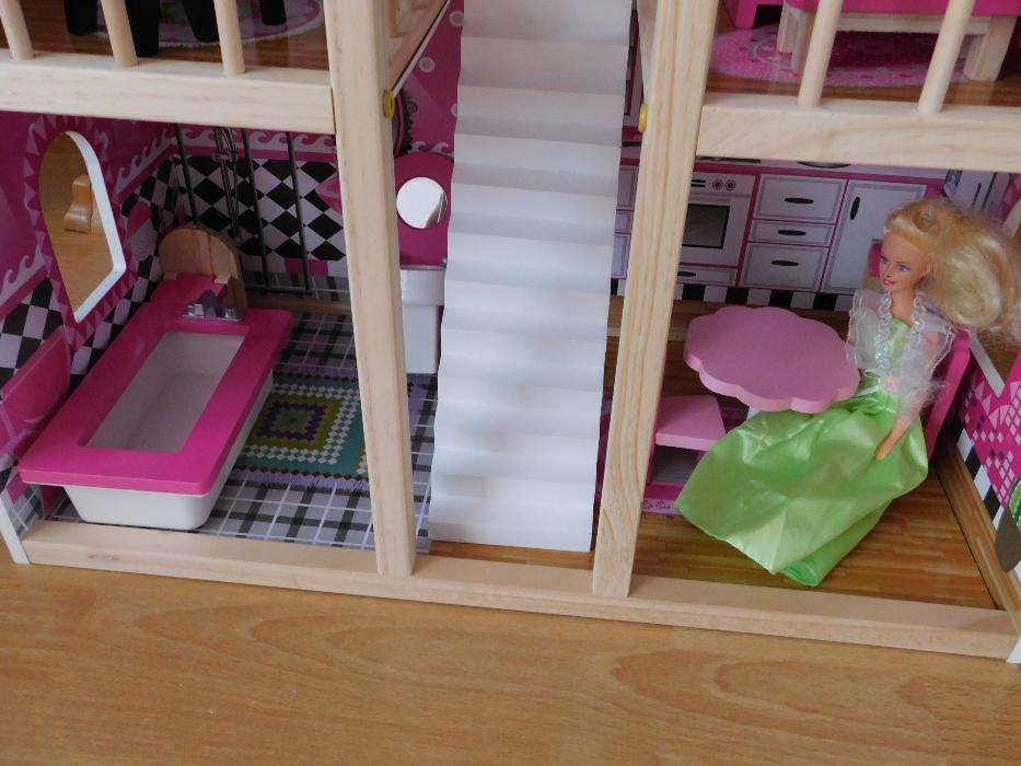 Domek zawiera 23 drewnianych mebli - dla lalek