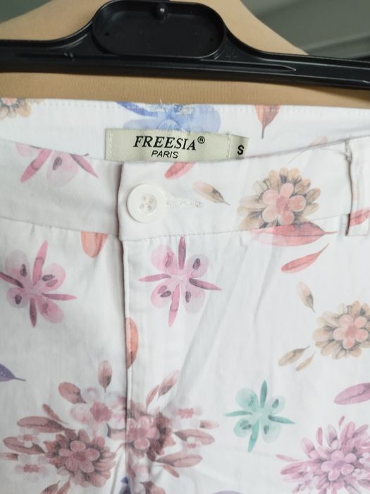 R.S Freesia białe spodnie w kolorowe kwiaty chinosy cygaretki