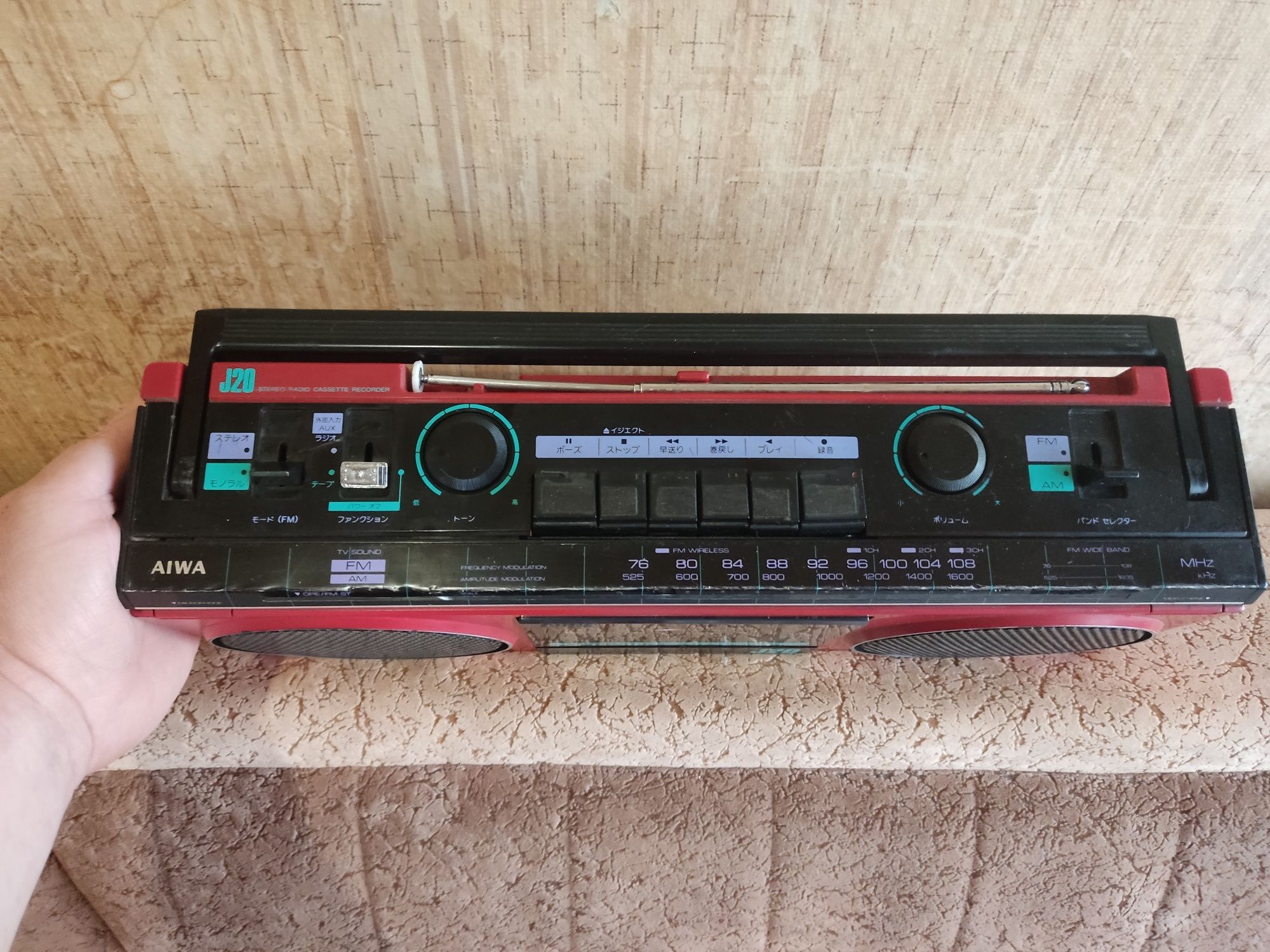 Aiwa J20-магнитола,работает.