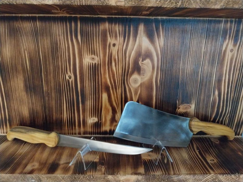 stary nóż z drewnianą rękojeścią