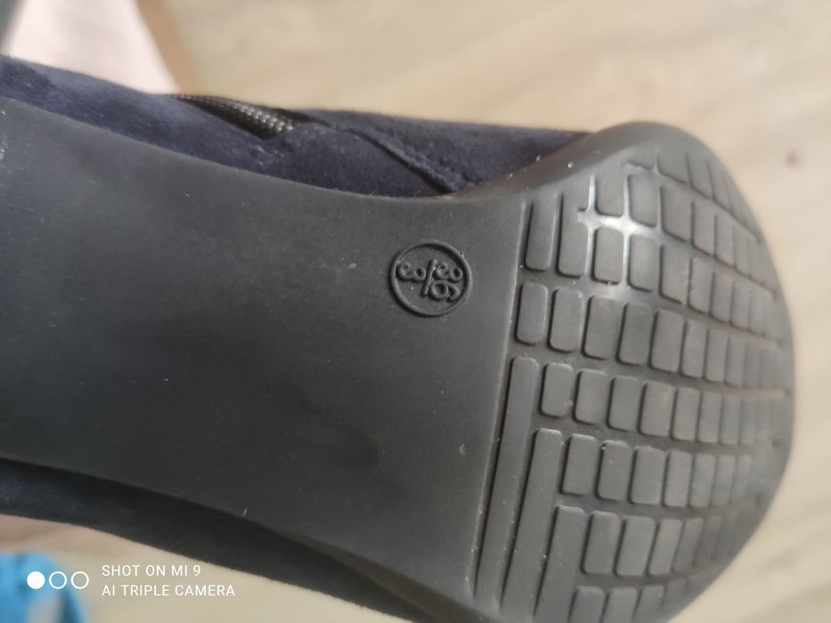 Продам жіночі демісезонні замшеві ботіночки