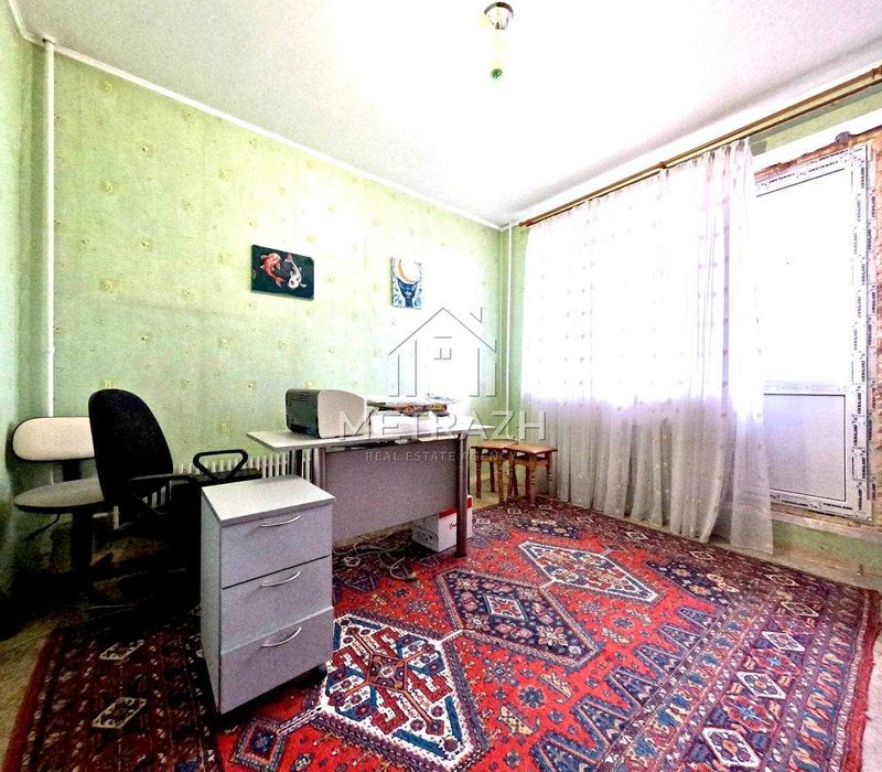 89060Продам 3 комнатную на Роганской!