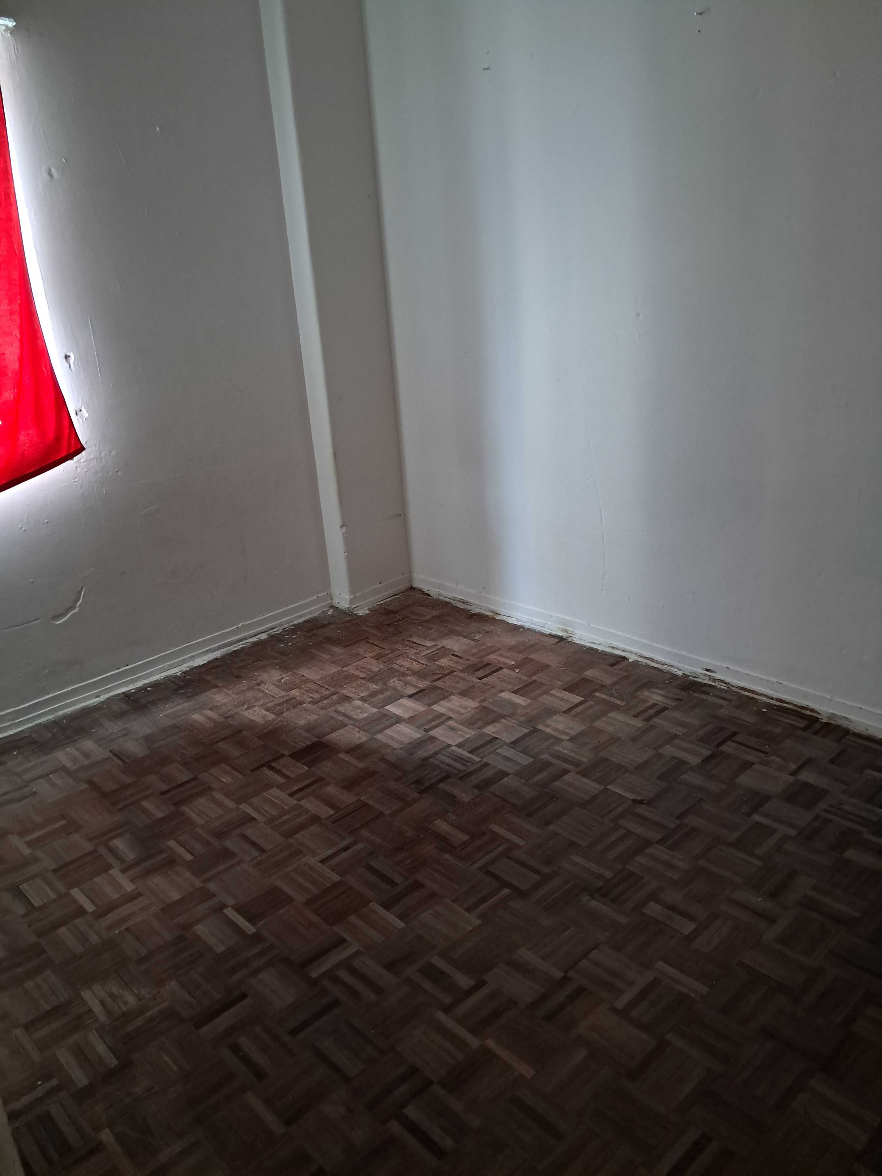 Vende-se Apartamento T1 Av Antonio Sergio PARA REMODELAR