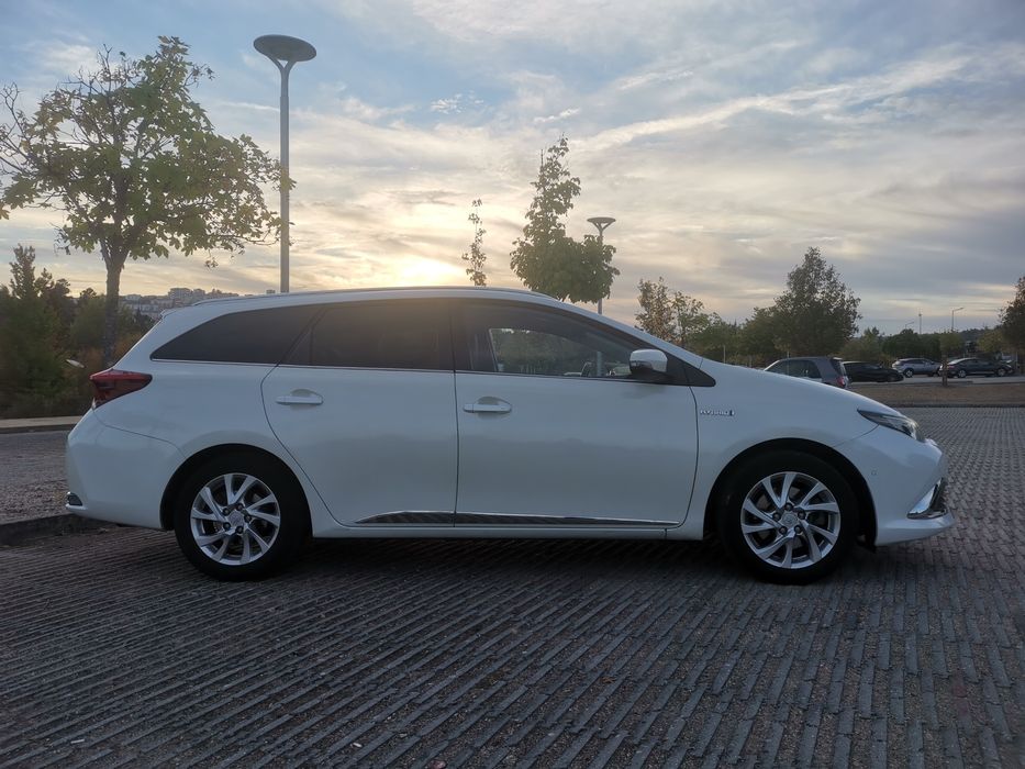 Toyota auris touring sports hybrid