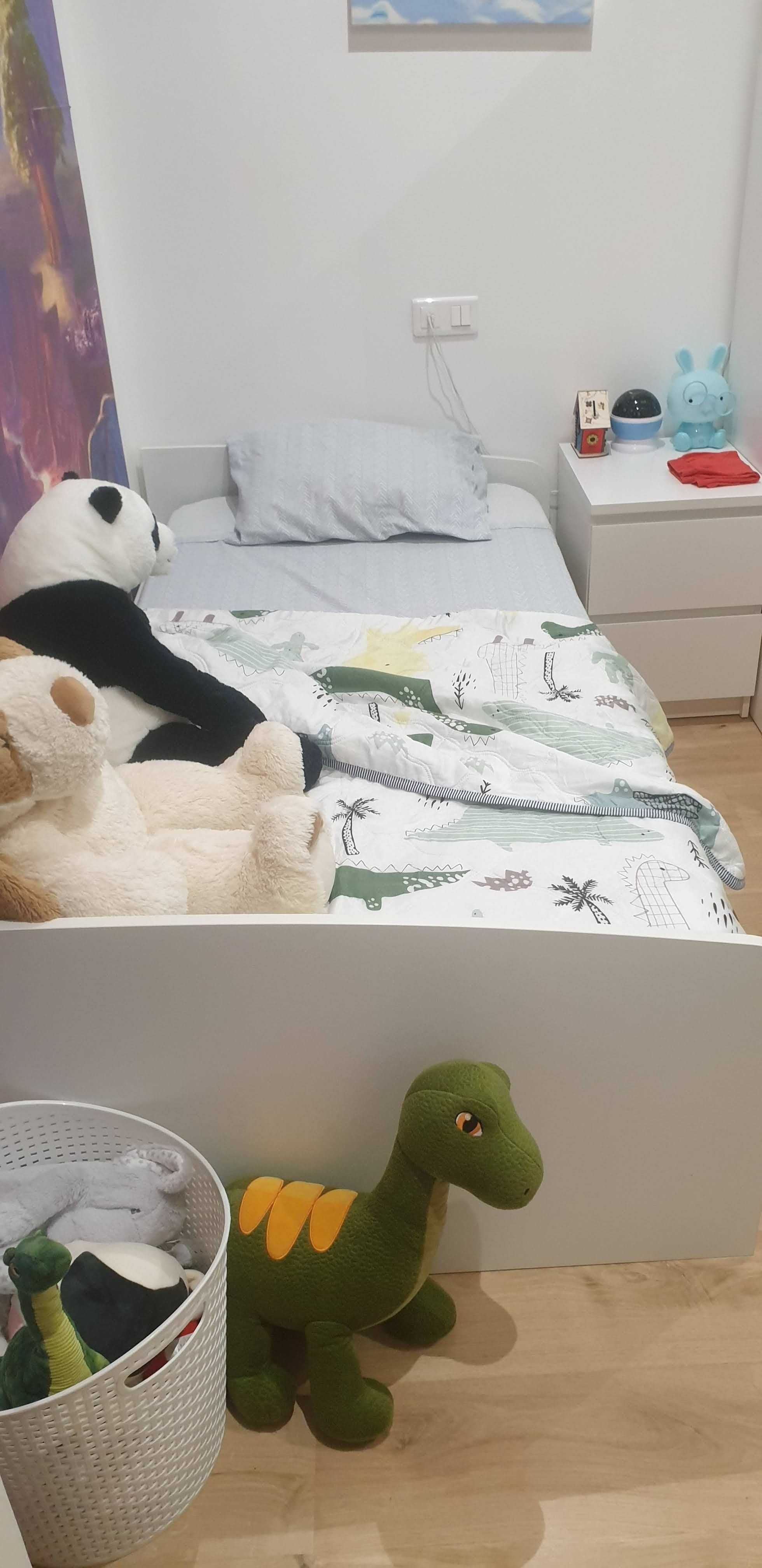 Quarto com 2guarda fatos e 2camas de solteiro