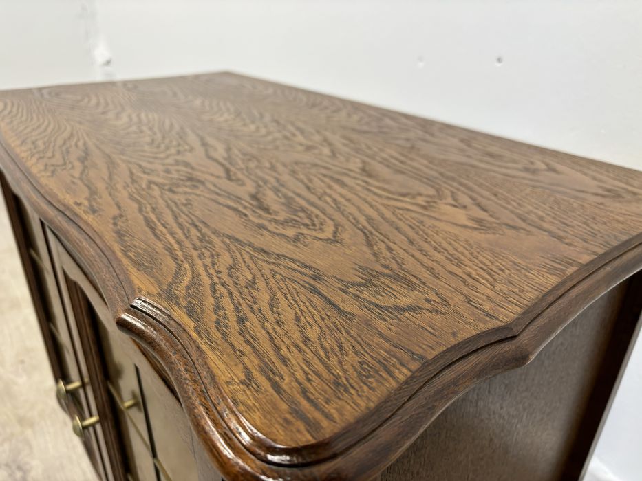 Unikatowa przeszklona komódka w stylu ludwikowskim