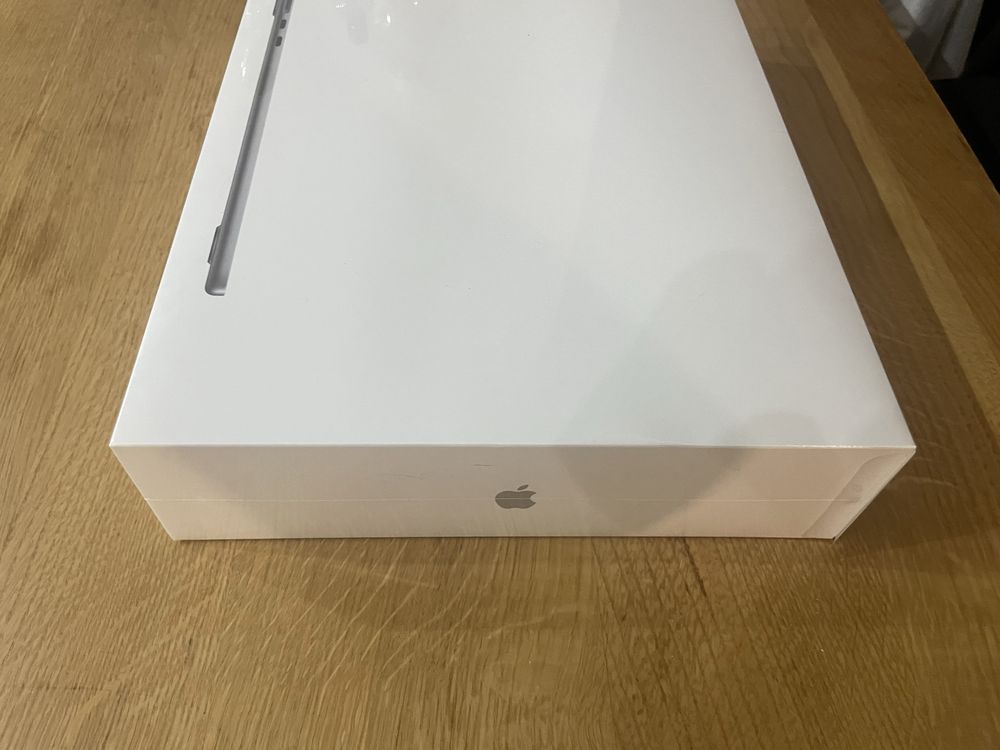 Macbook air m2 13.6 8GB 256SSD nowy zafoliowany Gwarancja