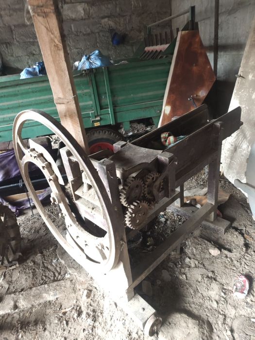 Stara sieczkarnia ręczna, lodra