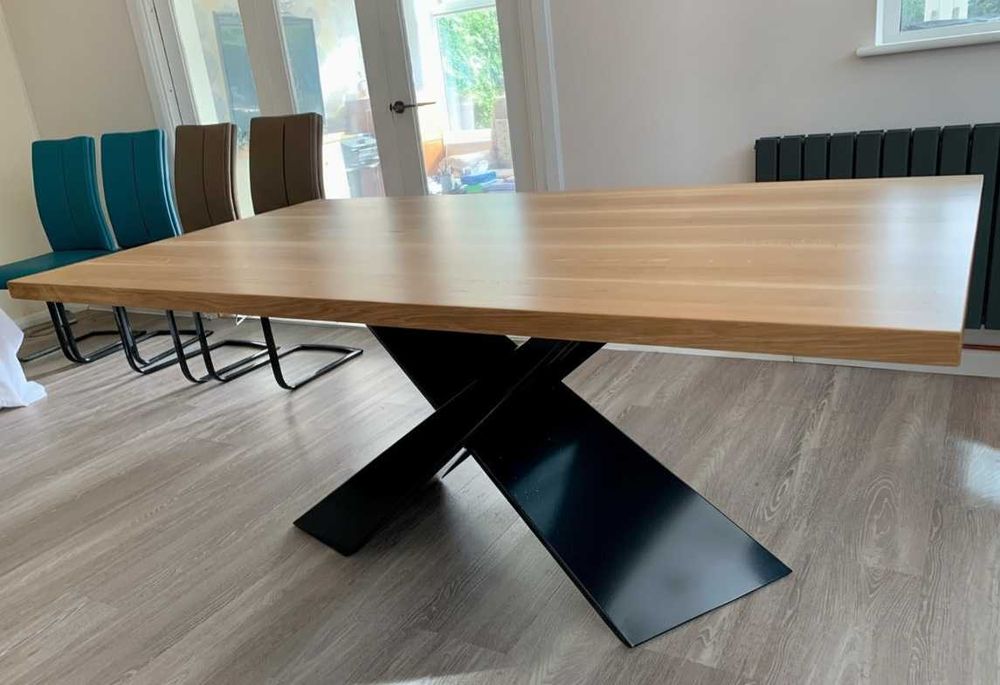 Stół dębowy z metalową konstrukcją – stabilny i funkcjonalny