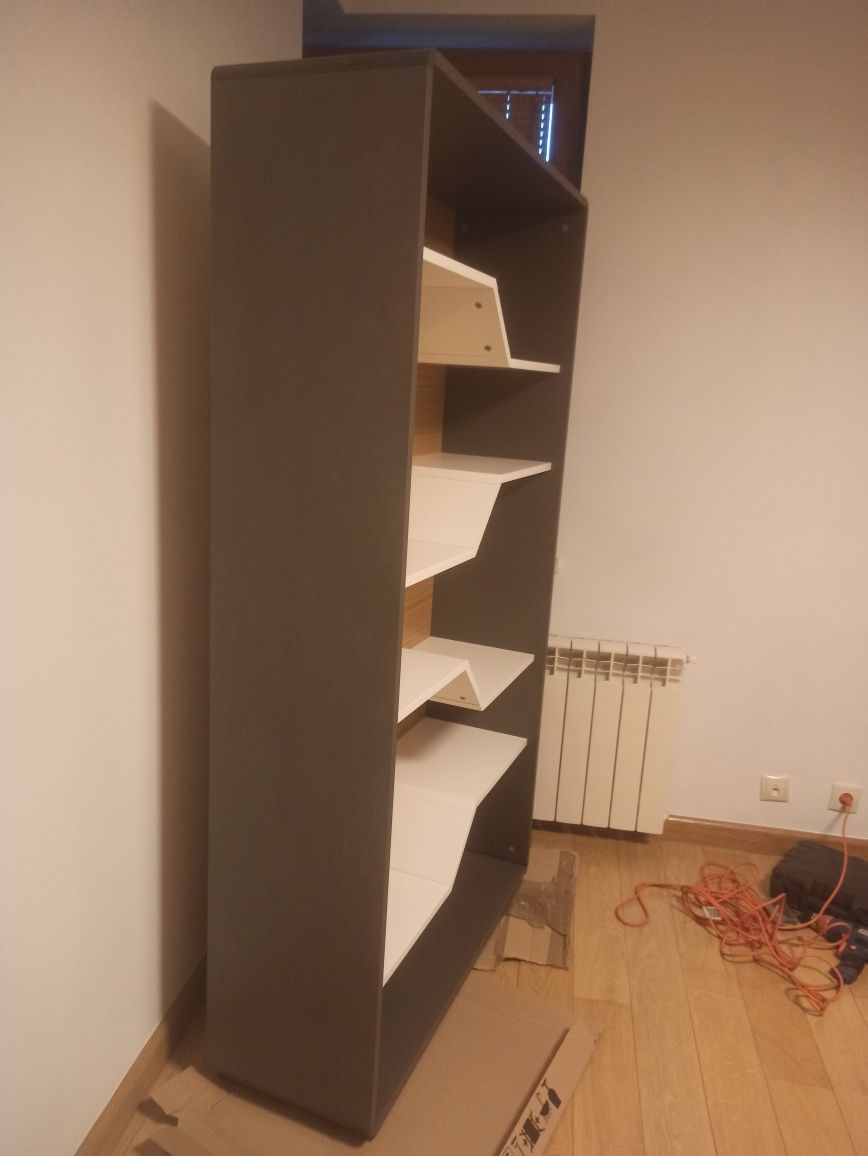Młodzieżowy regał z łamanymi półkami