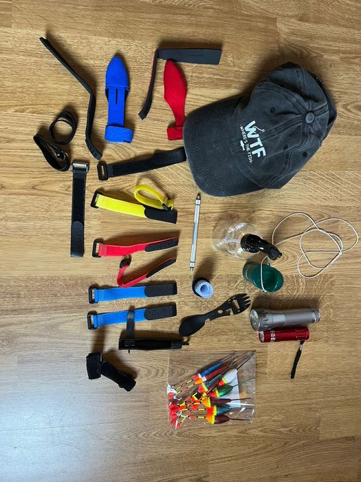 Pozostalosci wedkarskie wedkarstwo spławiki czapka latarki spinacze