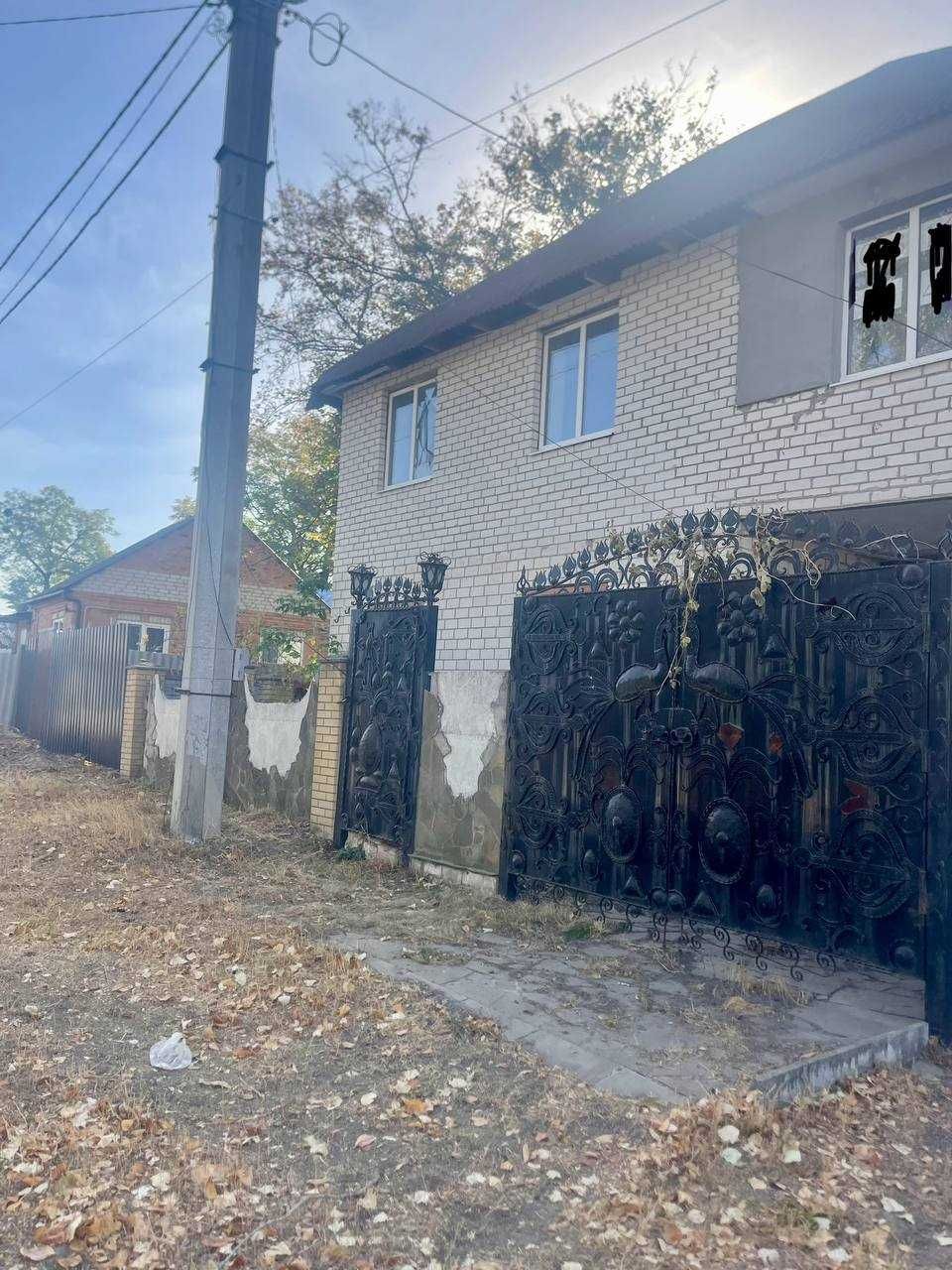 2 поверховий цегляний будинок у центрі Дергачів, 7 км від Харкова.