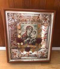 Икона «Тихвенская Пресвятая Богородица» в киоте под стеклом