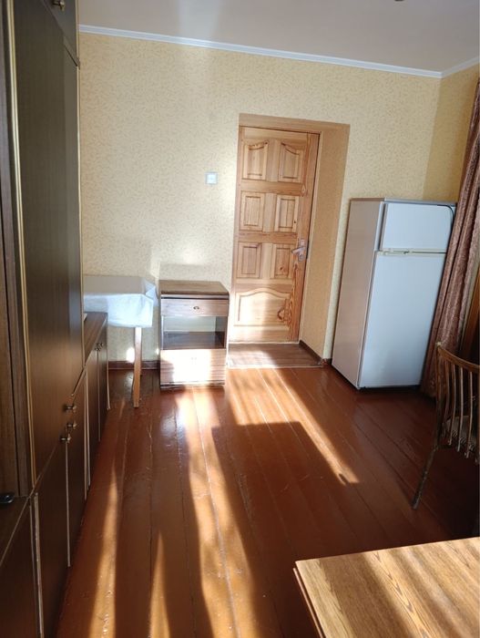 Здам кімнату в гуртожитку, Інститутська