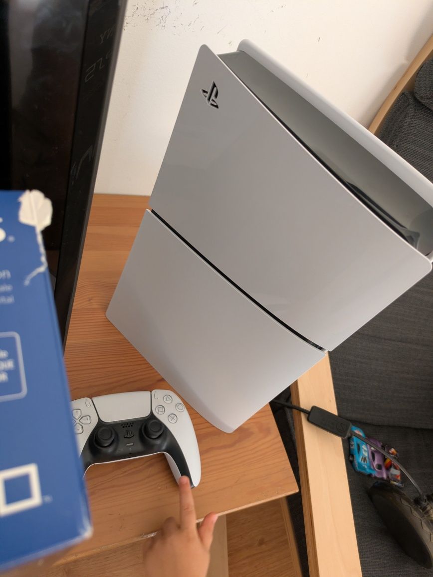PlayStation 5 (na garantia) com comando