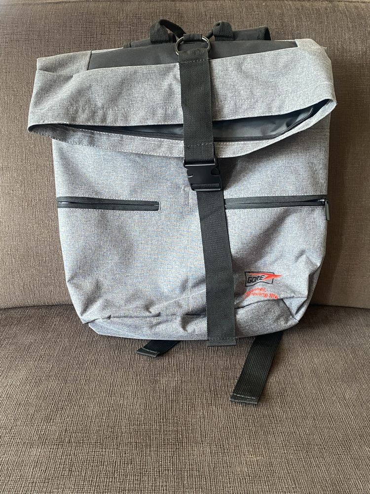 Mochila Gore cinza