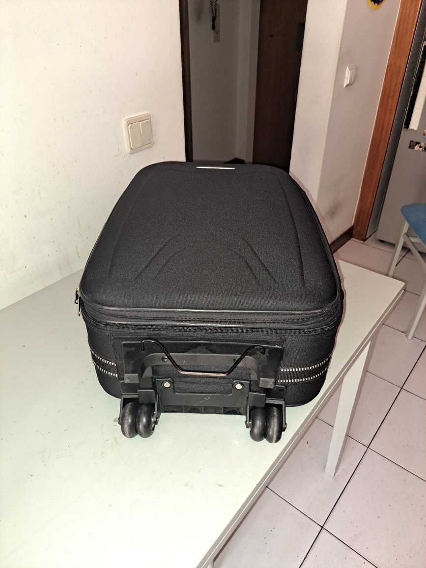 mala preta de cabine marca Monforte muito resistente como nova