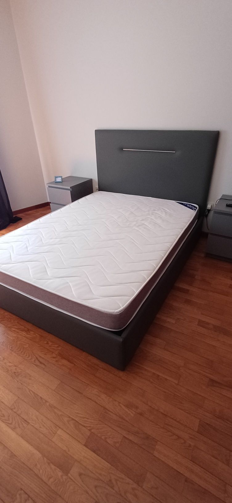 Quarto de casal completo em bom estado