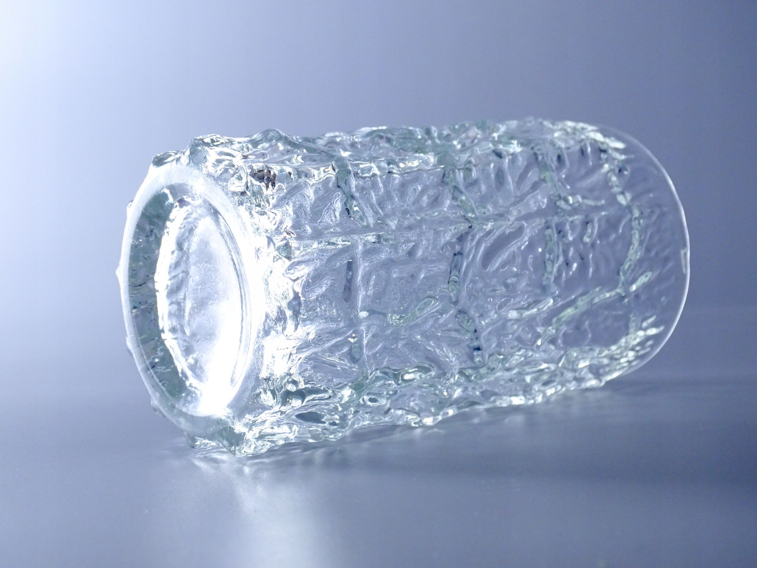 mały szklany wazonik szkło lodowe