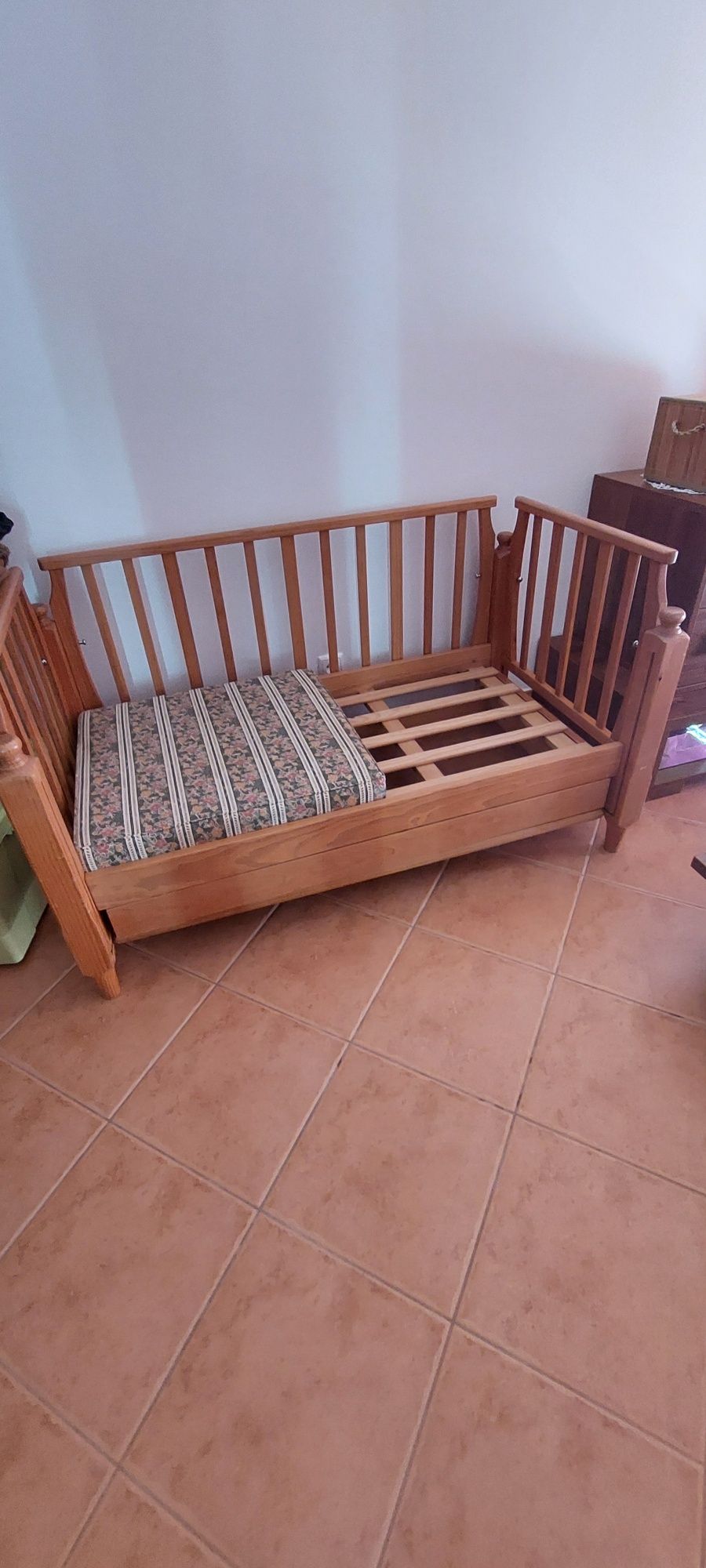 Cama de bebé em pinho maciço