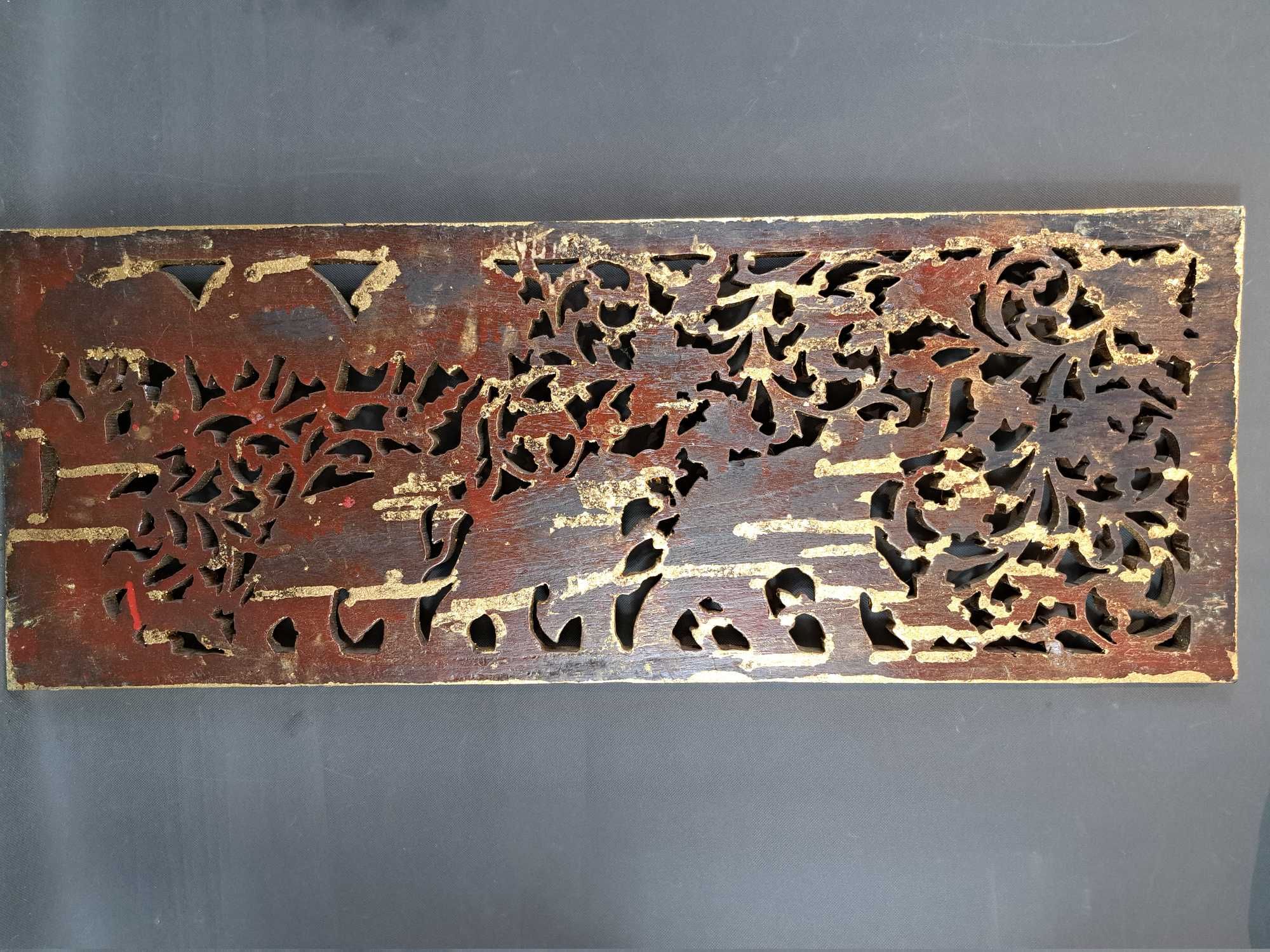 Orientalna płaskorzeźba drewniana, złocona 92 cm x 34 cm