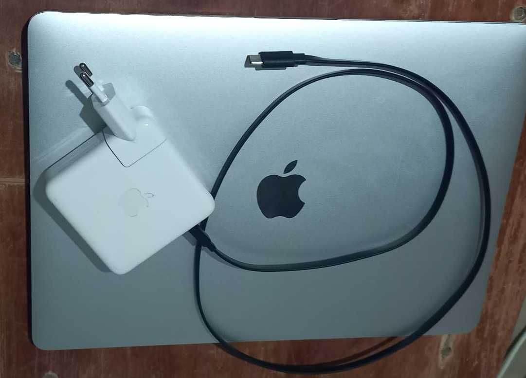 MacBook Pro 13” (2016) – 2GHz i5 / 8GB / Retina display avariado
