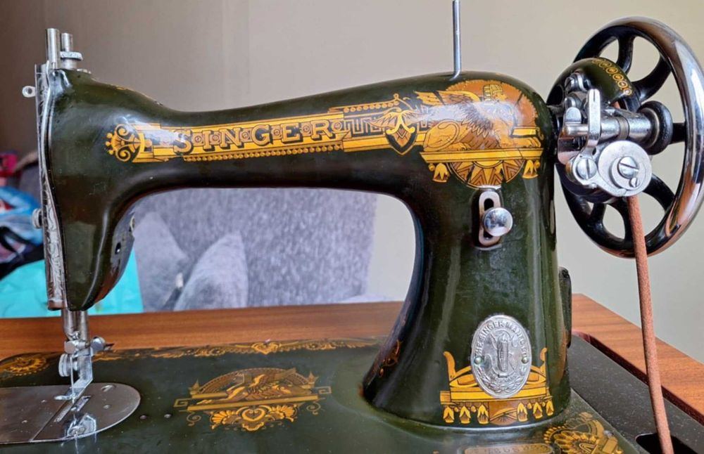 Máquina costura antiga Singer, em bom estado.